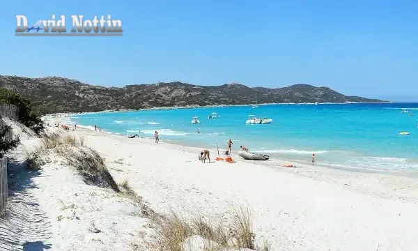 plage de saint florent avec du sable fin , en corse, magnifique, départ en bateau pour des escales au lotu, nonza et saleccia, avec david nottin, votre skippeur