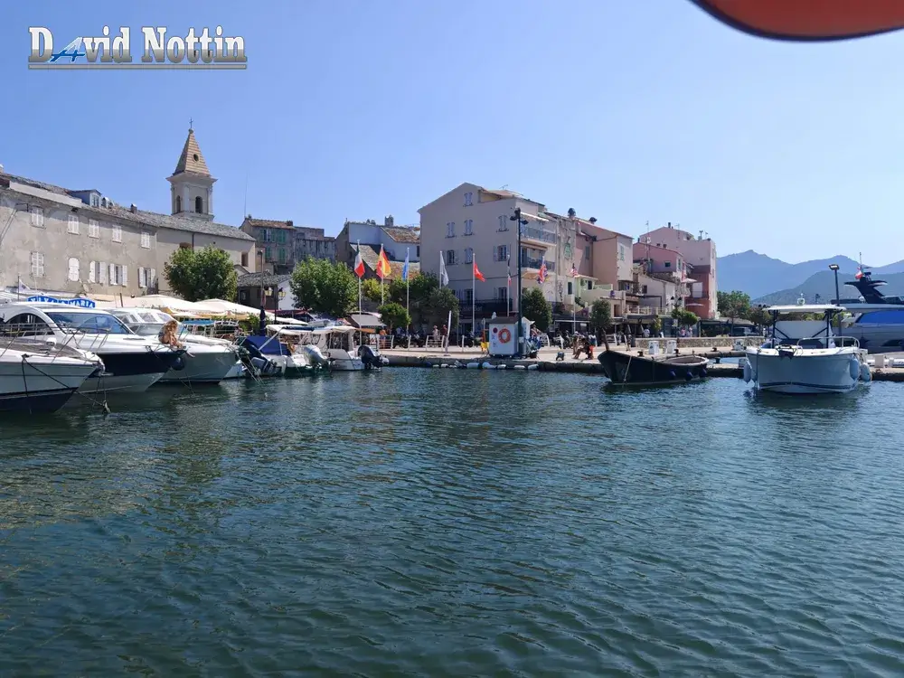 taxi boat, saint florent vu du bateau qui part en balade en mer pour de magnifiques visites de plages Saleccia et lodu